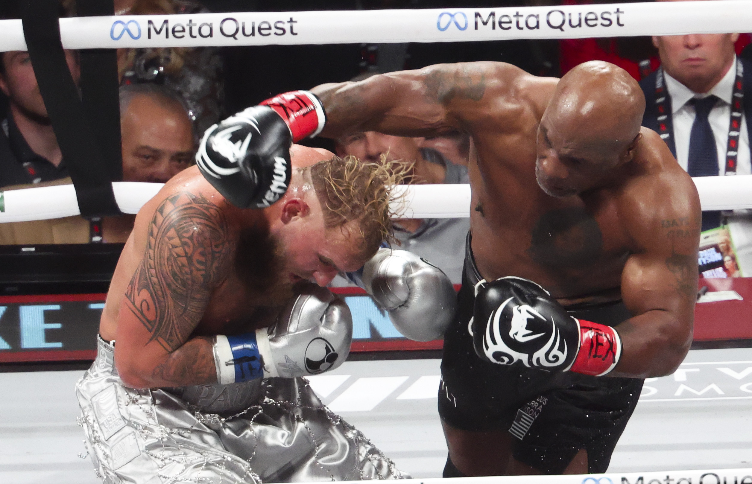 Mike Tyson fights Jake Paul